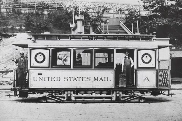 United States mail train in New York, 1900.